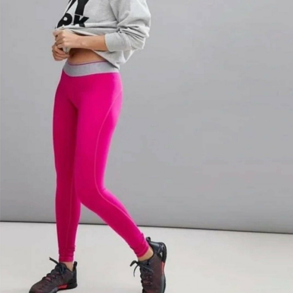 IVY PARK Bold Pink Leggings – Size M (NWT)